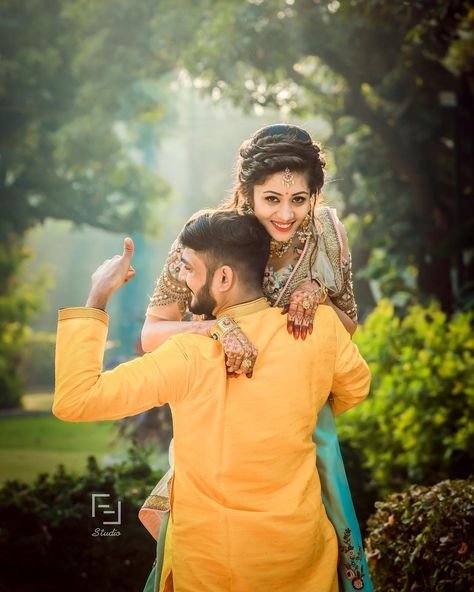 30 Beautiful Engagement Photo Poses to Try