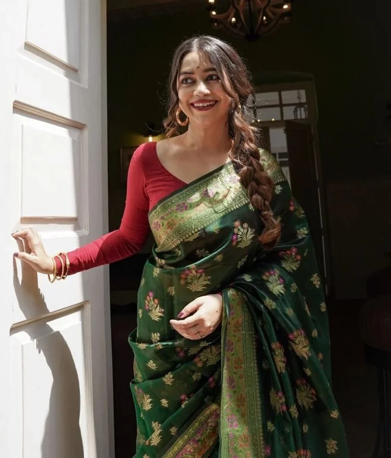 Saree Poses for Photoshoot
