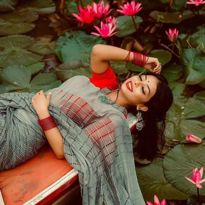 Saree Poses for Photoshoot