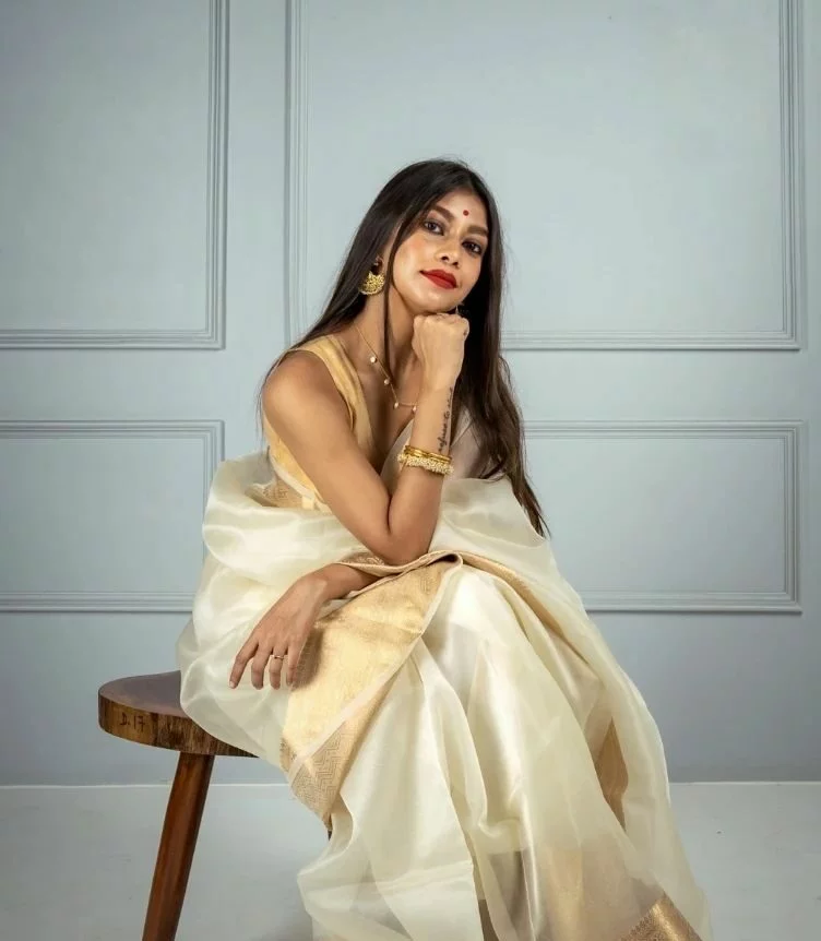 Saree Poses for Photoshoot